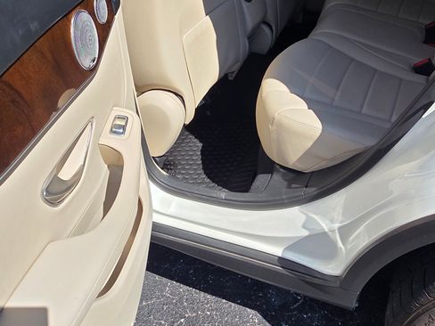 Used 2017 Mercedes-Benz GLC 300 4MATIC image 5