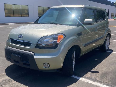 Used 2010 Kia Soul ! FWD image 2