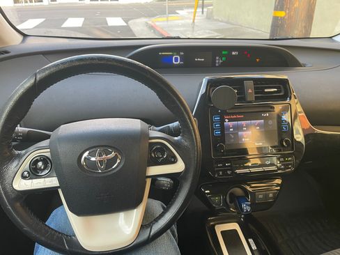 Used 2016 Toyota Prius Three Touring image 2