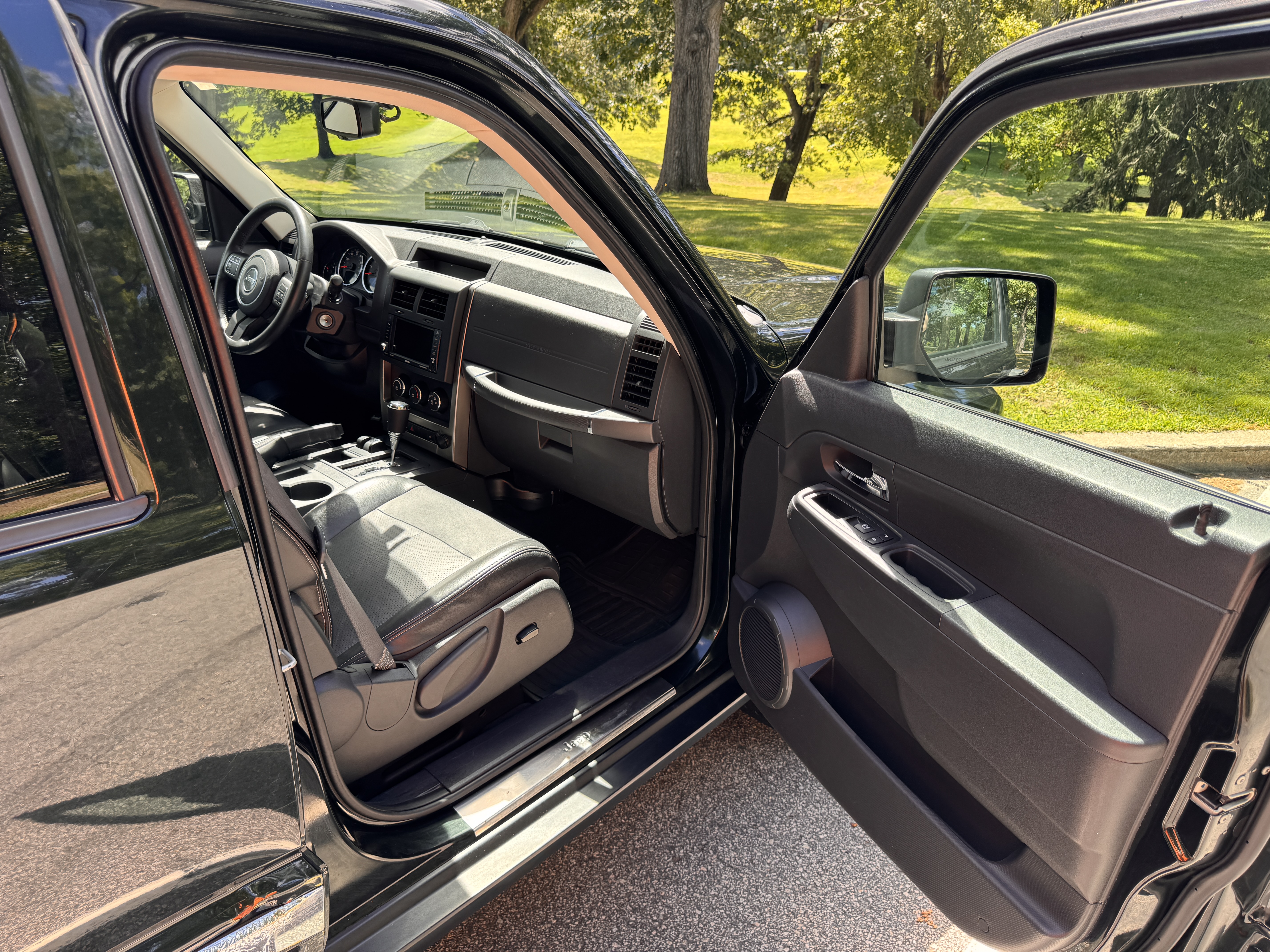 Used 2012 Jeep Liberty Sport AWD/4WD image 20