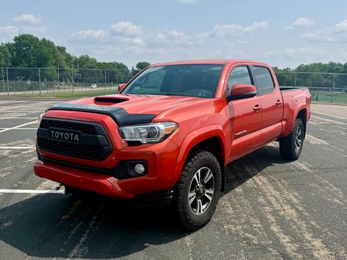 Used 2016 Toyota Tacoma TRD Sport AWD/4WD image 4