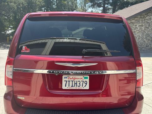 Used 2013 Chrysler Town & Country Touring FWD image 2