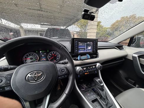 Used 2020 Toyota RAV4 XLE Premium image 8