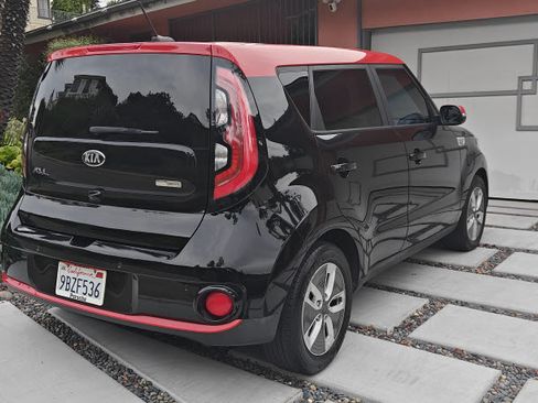 Used 2017 Kia Soul EV + image 9