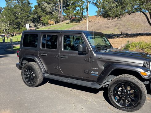 Used 2022 Jeep Wrangler Unlimited Sahara w/ Cold Weather Group image 14