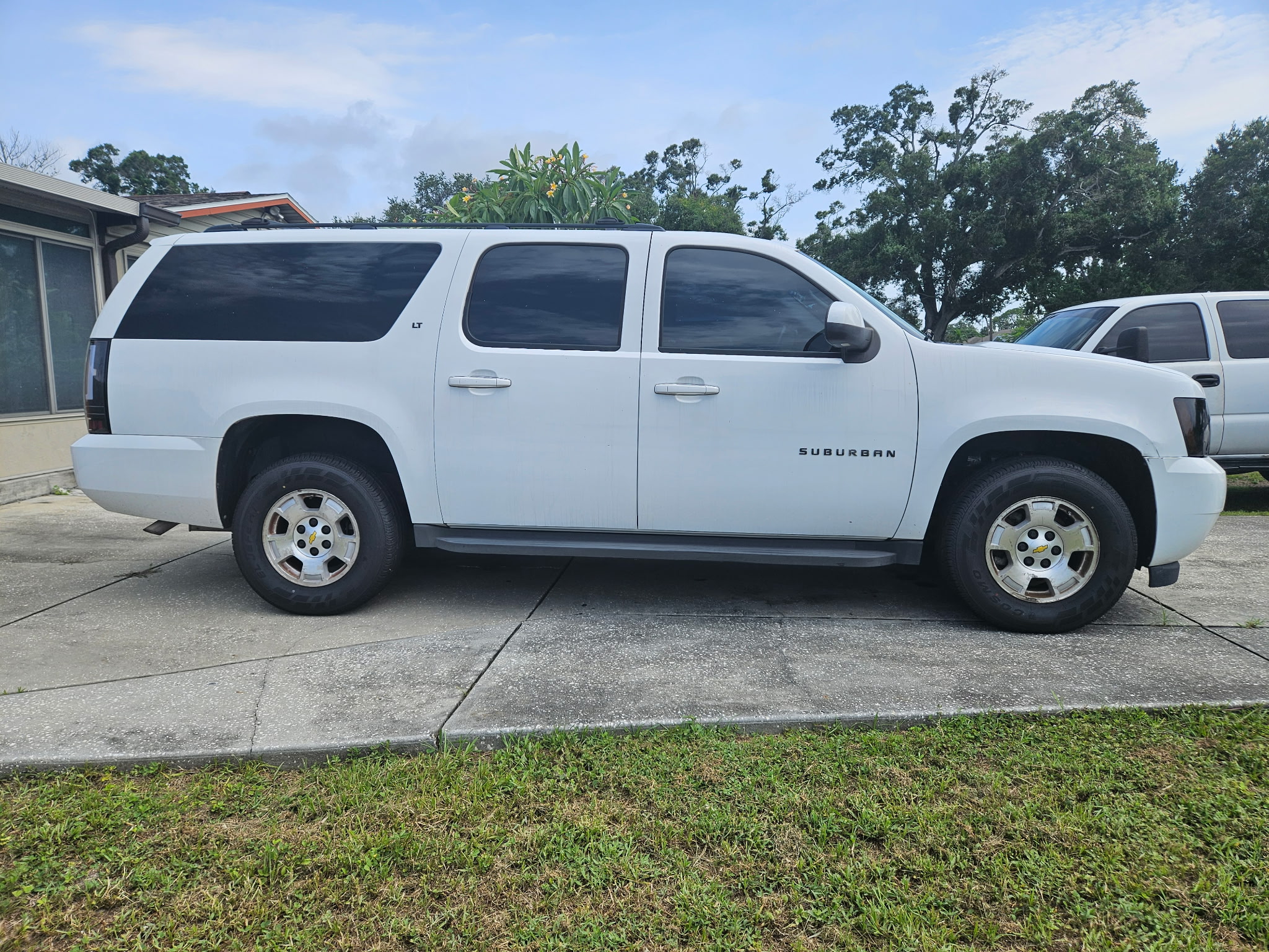Used 2011 Chevrolet Suburban LT AWD/4WD image 4