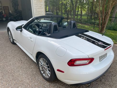 Used 2017 FIAT 124 Spider Classica image 10