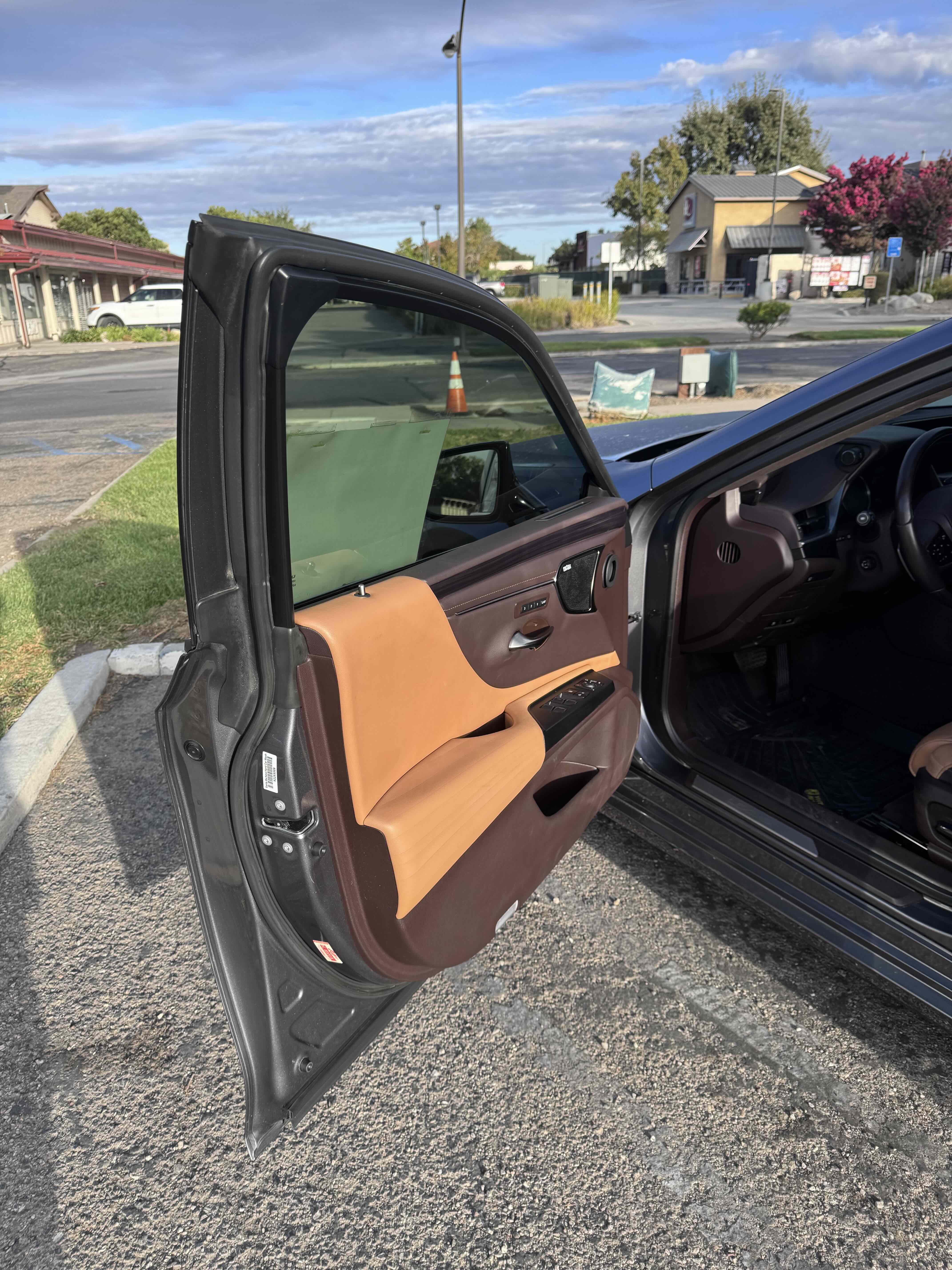 Used 2021 Lexus ES 300h w/ Accessory Package FWD image 4
