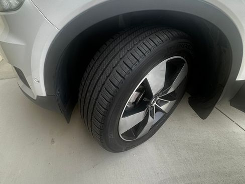 Used 2019 Volvo XC40 T5 Momentum image 8