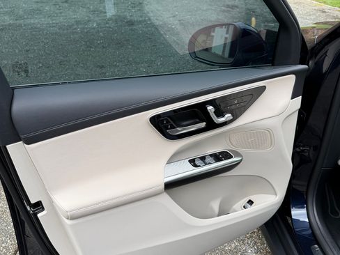 Used 2024 Mercedes-Benz GLC 300 4MATIC image 10