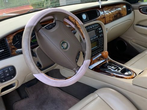 Used 2005 Jaguar XJ8 image 6