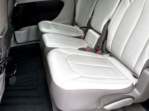 Used 2017 Chrysler Pacifica Touring-L Plus w/ Advanced Safetytec Group image 16