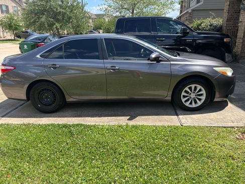 Used 2015 Toyota Camry LE image 30