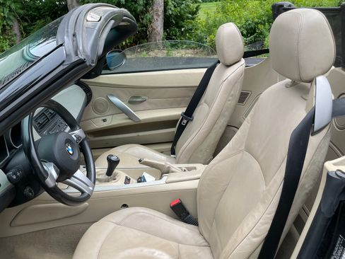 Used 2005 BMW Z4 2.5i image 6