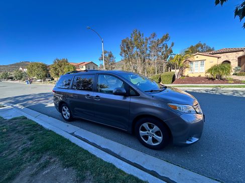 Used 2011 Toyota Sienna LE w/ Towing Pkg FWD image 15