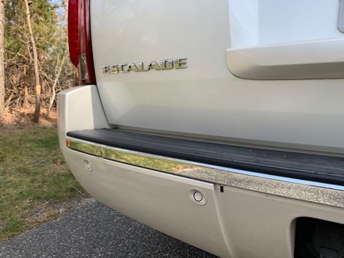 Used 2007 Cadillac Escalade 2WD w/ Information Package image 12
