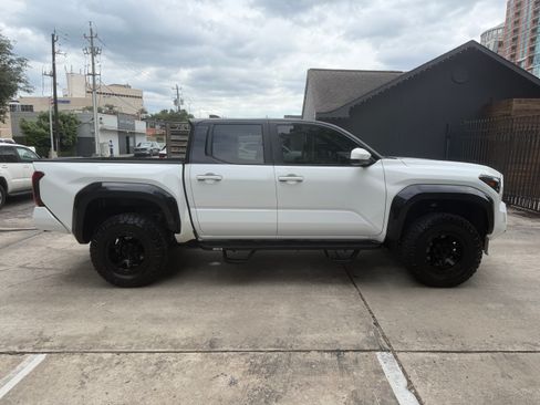 Used 2024 Toyota Tacoma SR5 AWD/4WD image 15