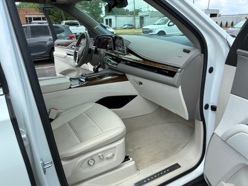 Used 2022 Cadillac Escalade Premium Luxury Platinum AWD/4WD image 8