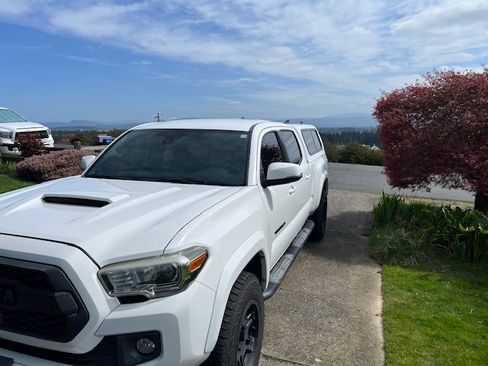 Used 2018 Toyota Tacoma TRD Sport image 4