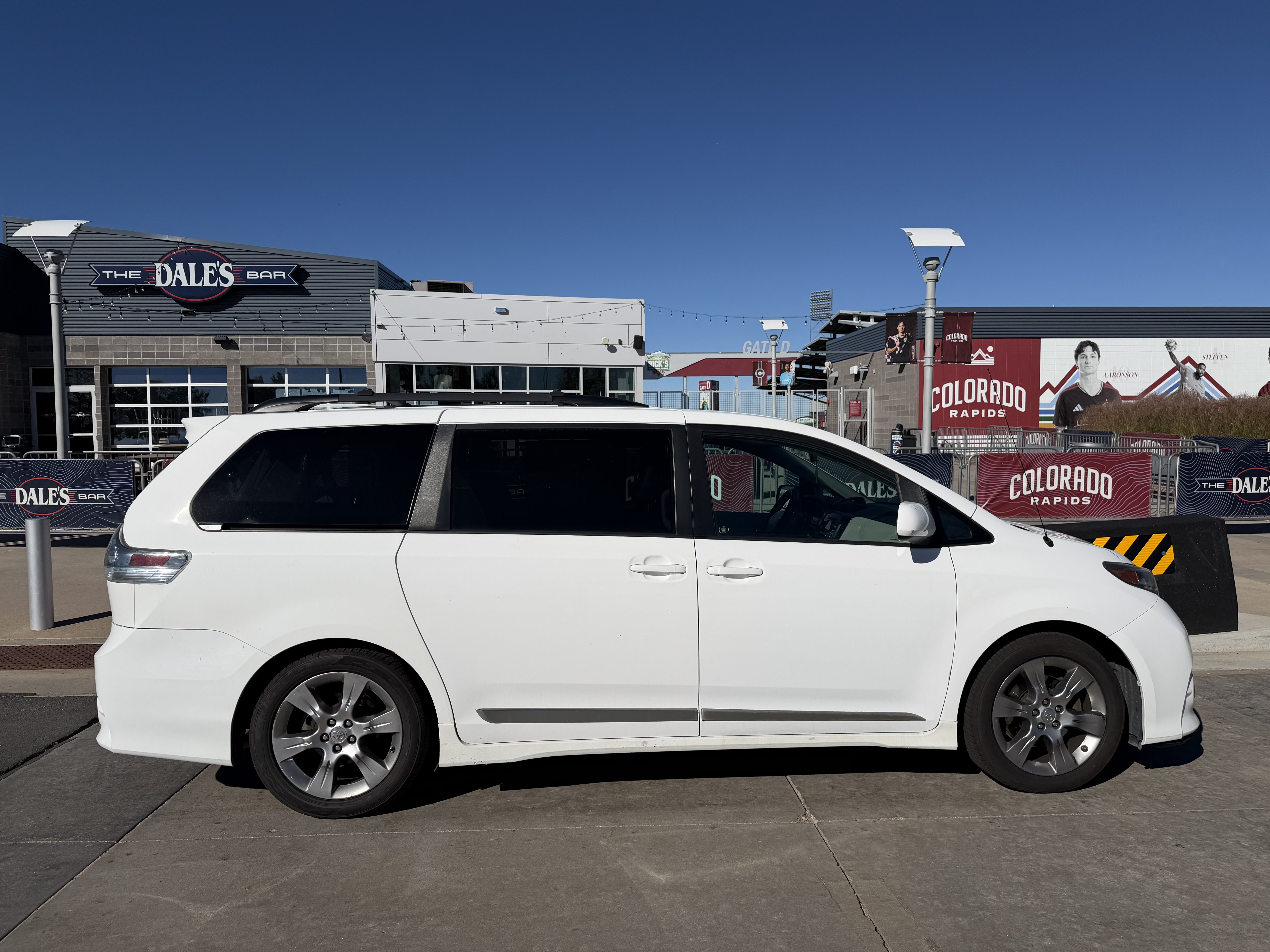 Used 2011 Toyota Sienna SE w/ Preferred Pkg FWD image 1