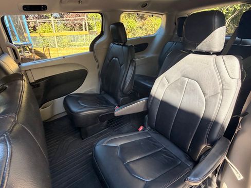 Used 2017 Chrysler Pacifica Touring-L FWD image 5