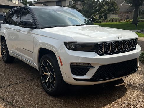 Used 2024 Jeep Grand Cherokee Summit image 2