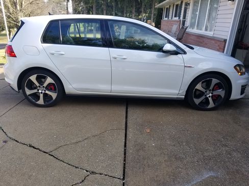 Used 2017 Volkswagen GTI SE image 4