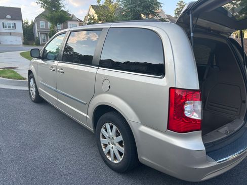 Used 2015 Chrysler Town & Country Touring FWD image 6