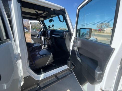 Used 2015 Jeep Wrangler Unlimited Rubicon w/ Connectivity Group image 9