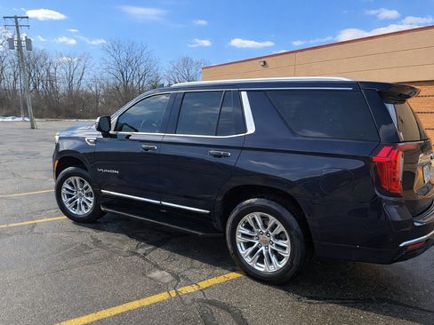 Used 2022 GMC Yukon SLT w/ SLT Premium Package image 5