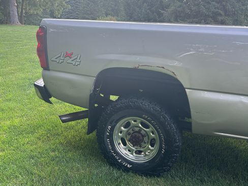 Used 2006 Chevrolet Silverado 2500 LT w/ Snow Plow Prep Package AWD/4WD image 10