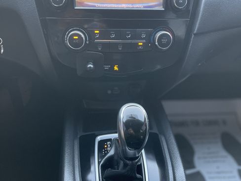 Used 2018 Nissan Rogue S image 11