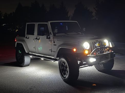 Used 2016 Jeep Wrangler Unlimited Sahara AWD/4WD image 16
