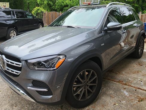 Used 2025 Mercedes-Benz GLE 450e 4MATIC image 2