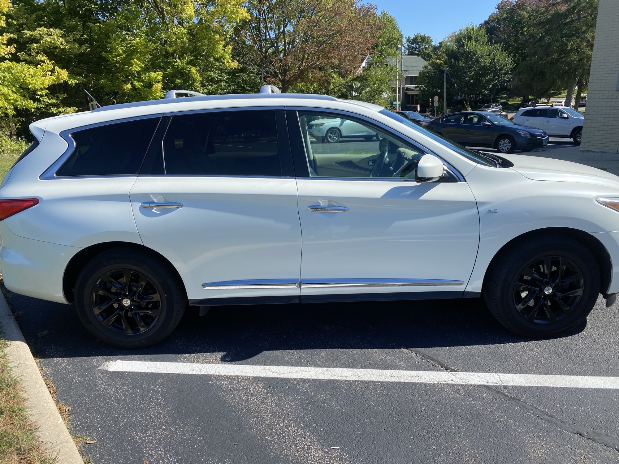 Used 2015 INFINITI QX60 FWD w/ Premium Package image 1