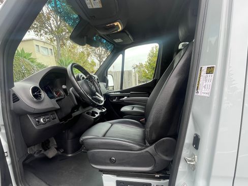 Used 2024 Mercedes-Benz Sprinter 2500 image 6