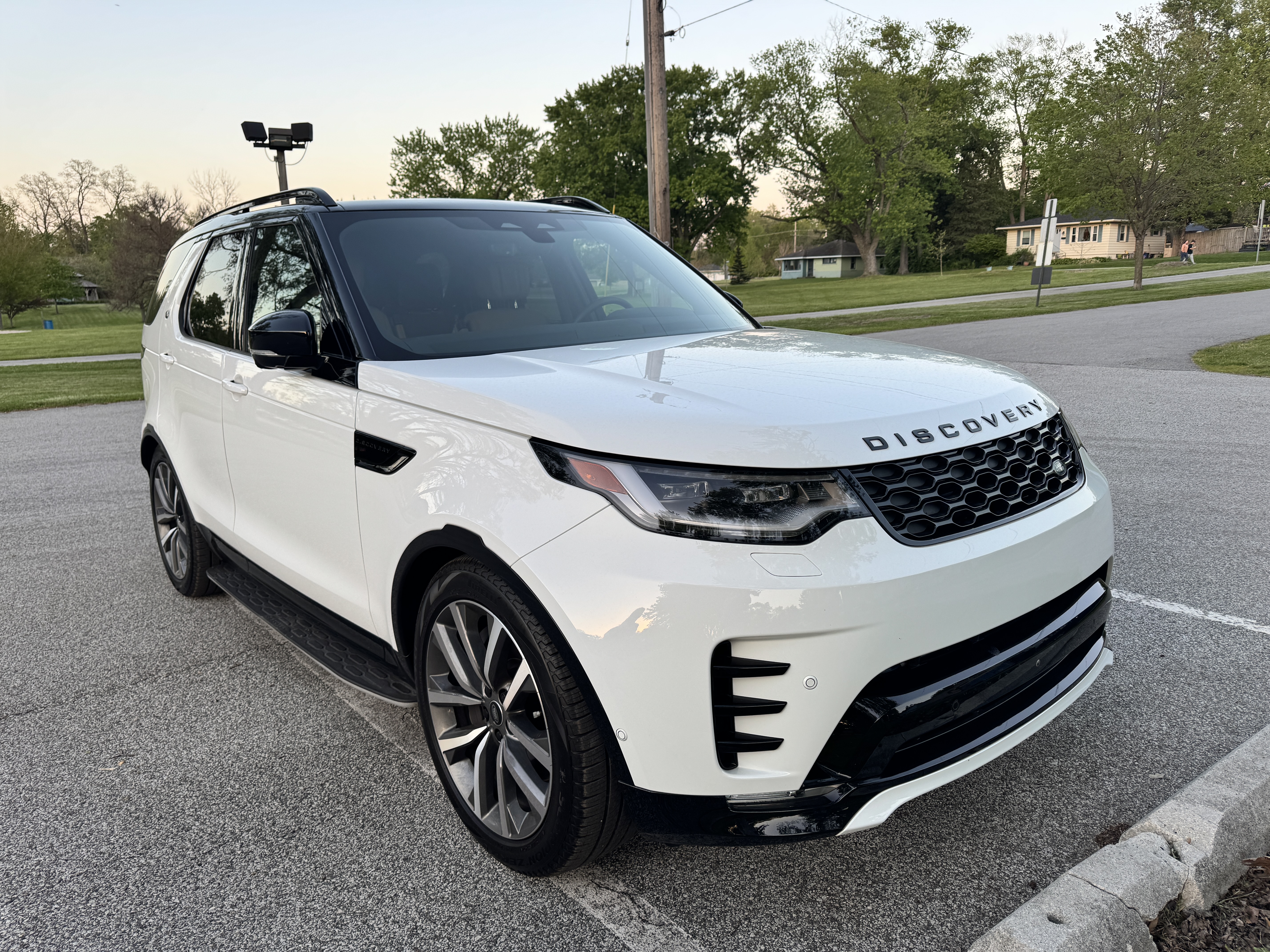 Used 2025 Land Rover Discovery Dynamic SE AWD/4WD image 4