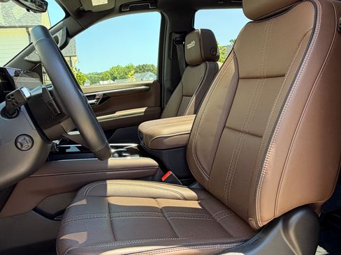 Used 2025 Chevrolet Tahoe High Country AWD/4WD image 9