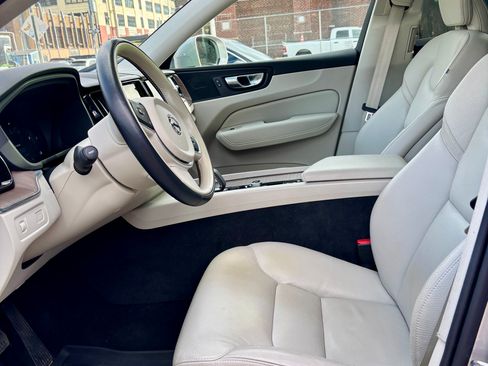 Used 2022 Volvo XC60 B5 Momentum w/ Climate Package image 11