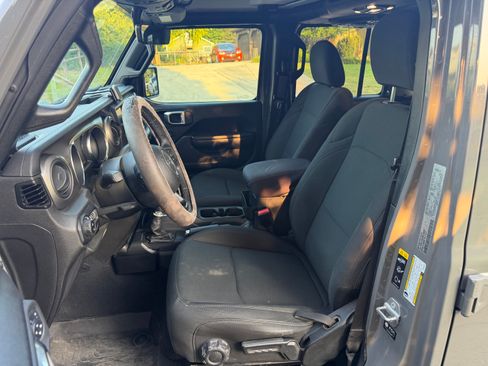 Used 2021 Jeep Gladiator Sport AWD/4WD image 9