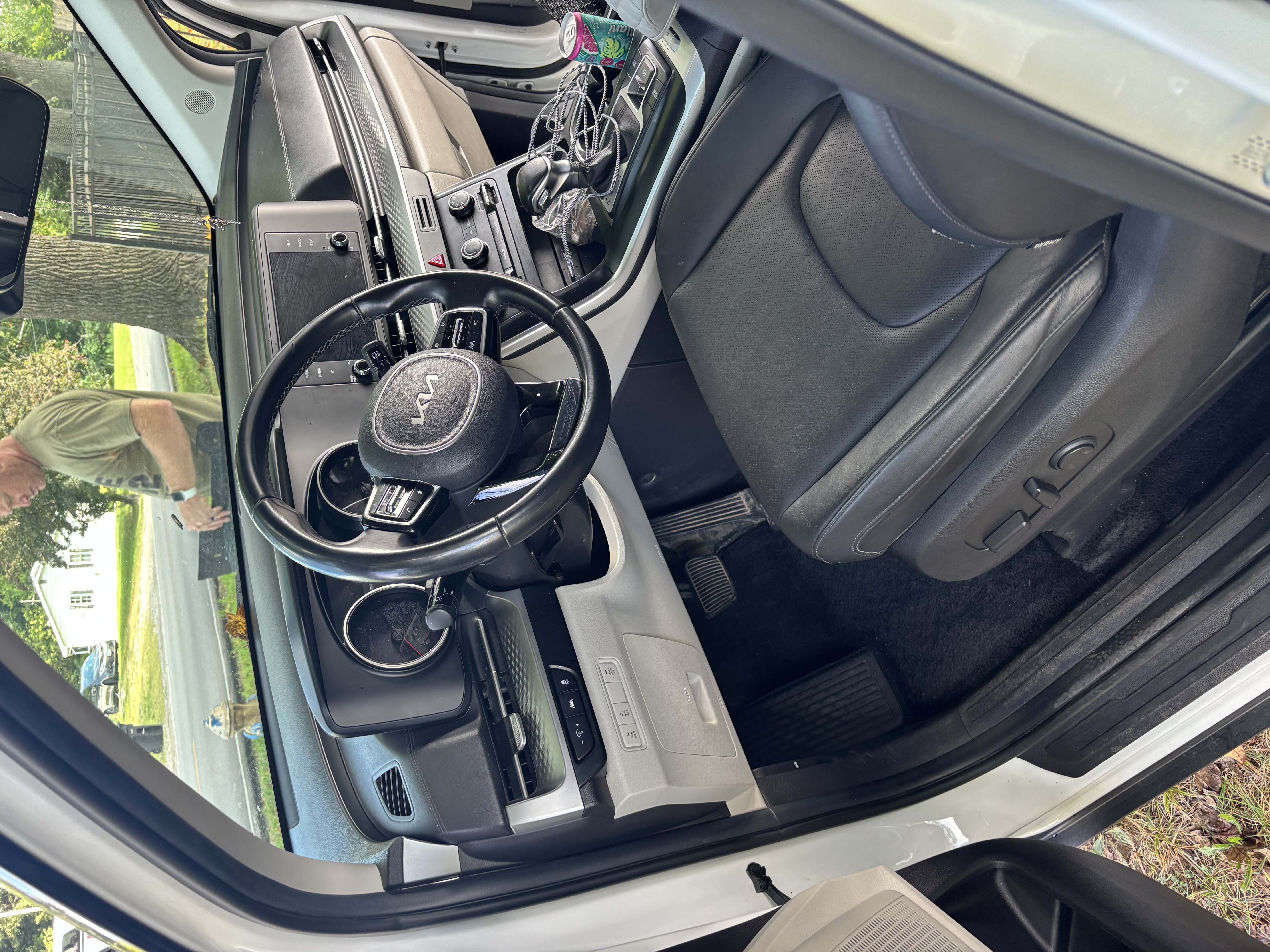 Used 2022 Kia Carnival LX FWD image 10