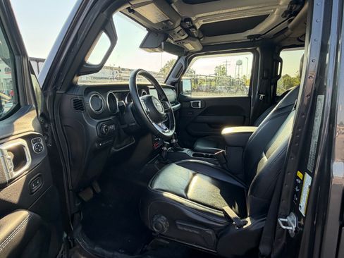 Used 2021 Jeep Wrangler Unlimited Rubicon 4xe w/ Cold Weather Group AWD/4WD image 11