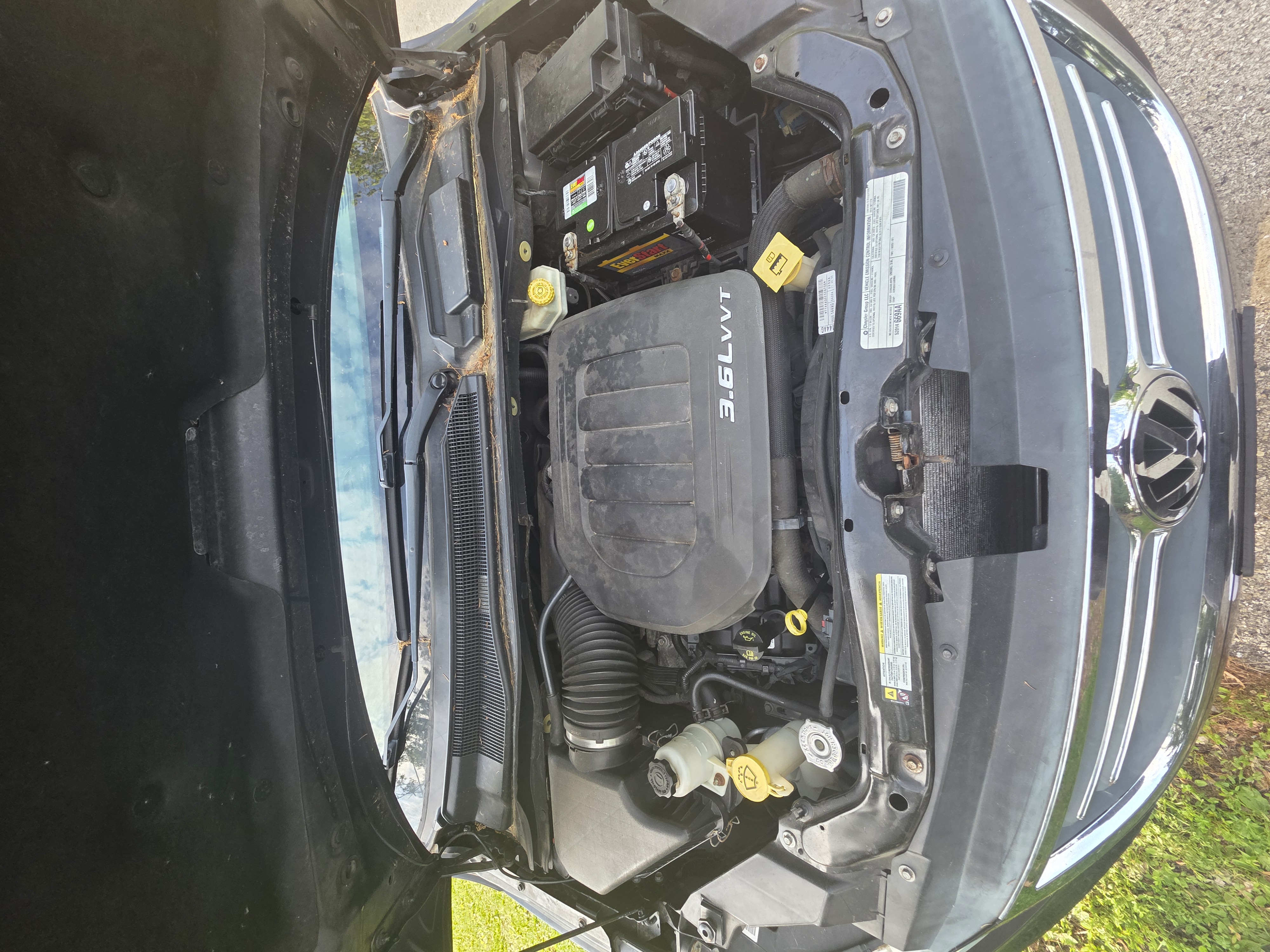 Used 2012 Volkswagen Routan SE FWD image 2