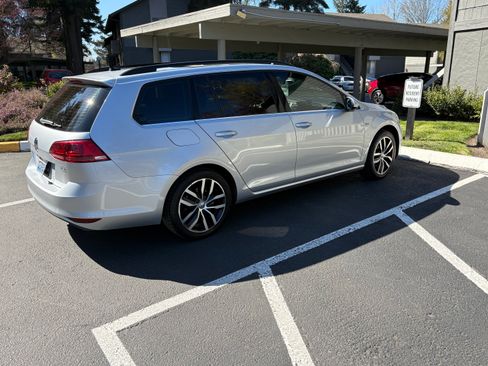 Used 2016 Volkswagen Golf Limited Edition image 5