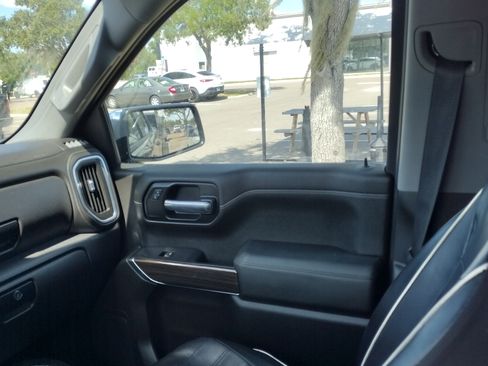 Used 2021 Chevrolet Silverado 1500 LT image 2