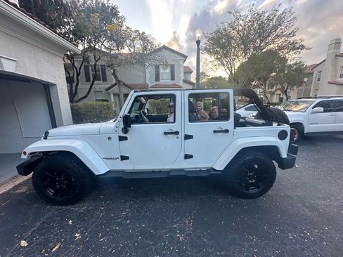 Used 2014 Jeep Wrangler Unlimited Sahara image 12