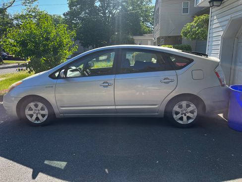 Used 2008 Toyota Prius Touring FWD image 1
