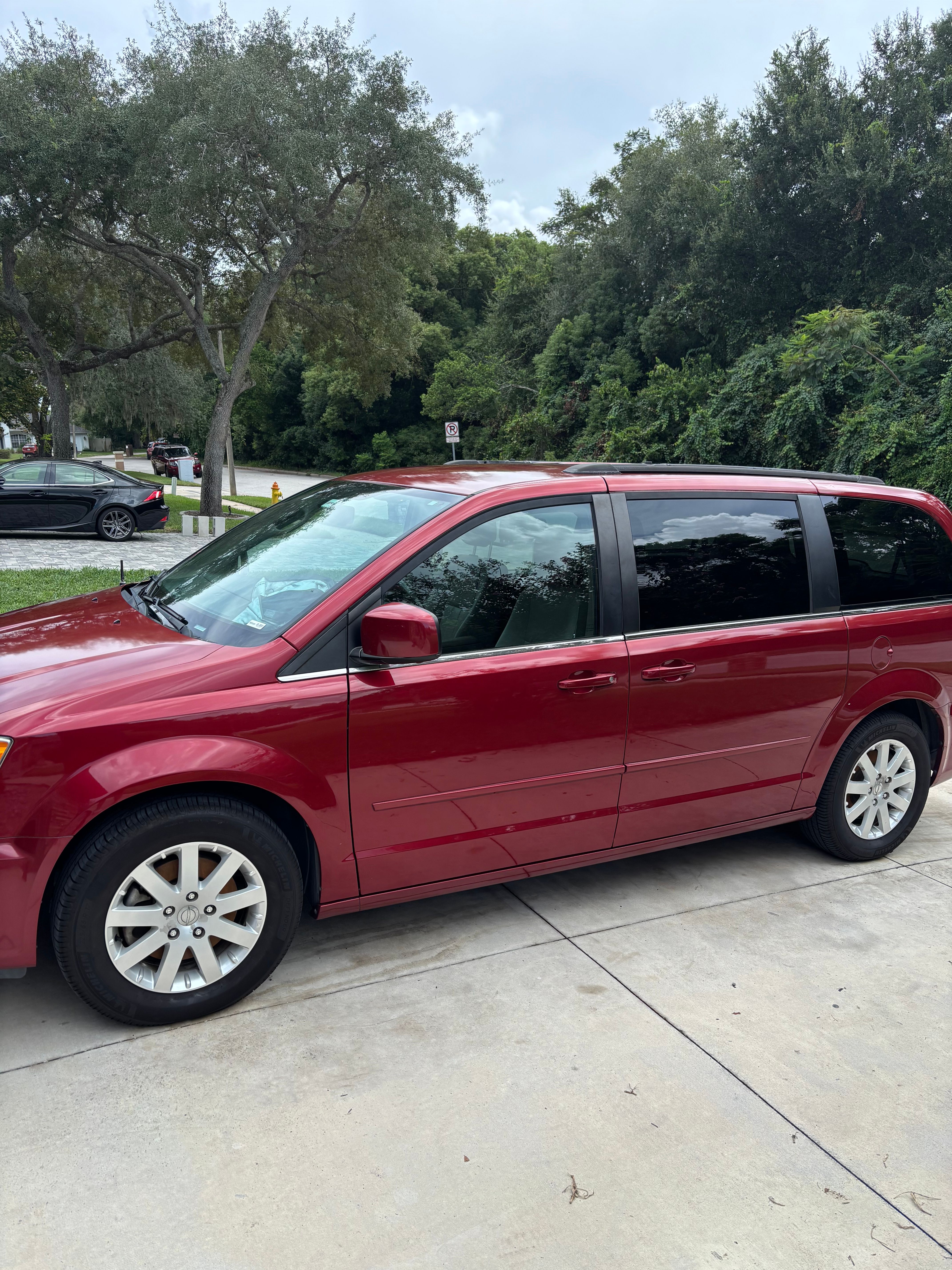 Used 2016 Chrysler Town & Country LX FWD image 2