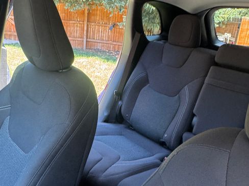 Used 2019 Jeep Cherokee Latitude w/ Cold Weather Group image 18