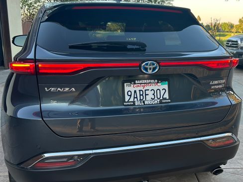 Used 2022 Toyota Venza Limited image 4